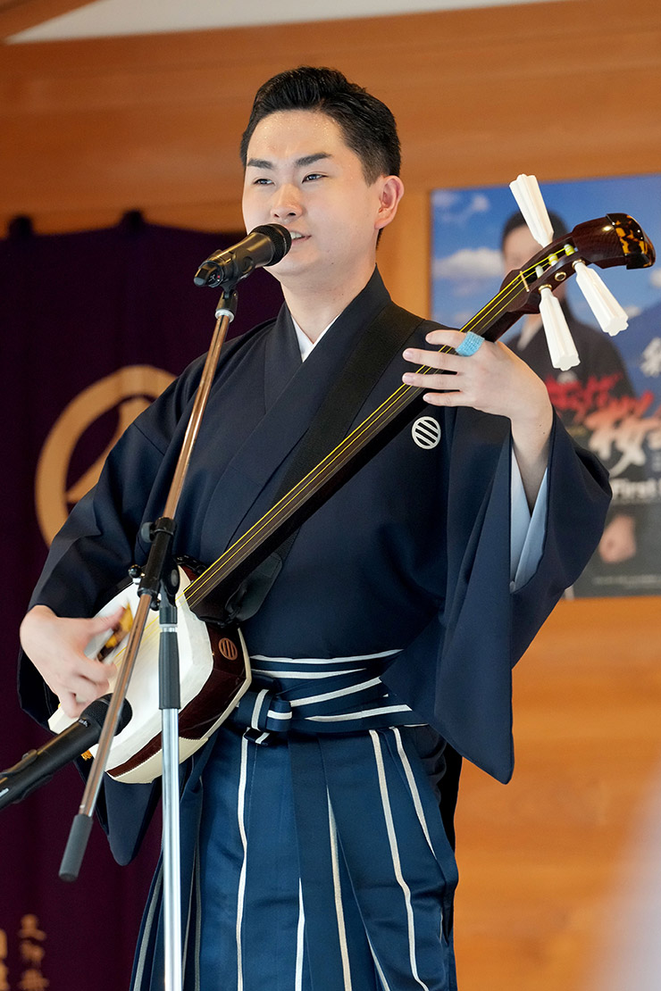 彩青