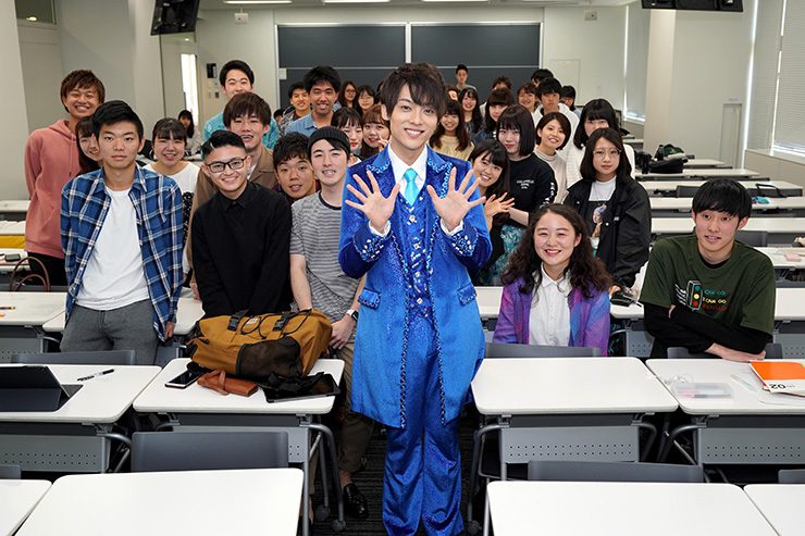 辰巳ゆうとが明治大学 中野キャン パスで国際日本学部の生徒たちを前に して講義に初挑戦