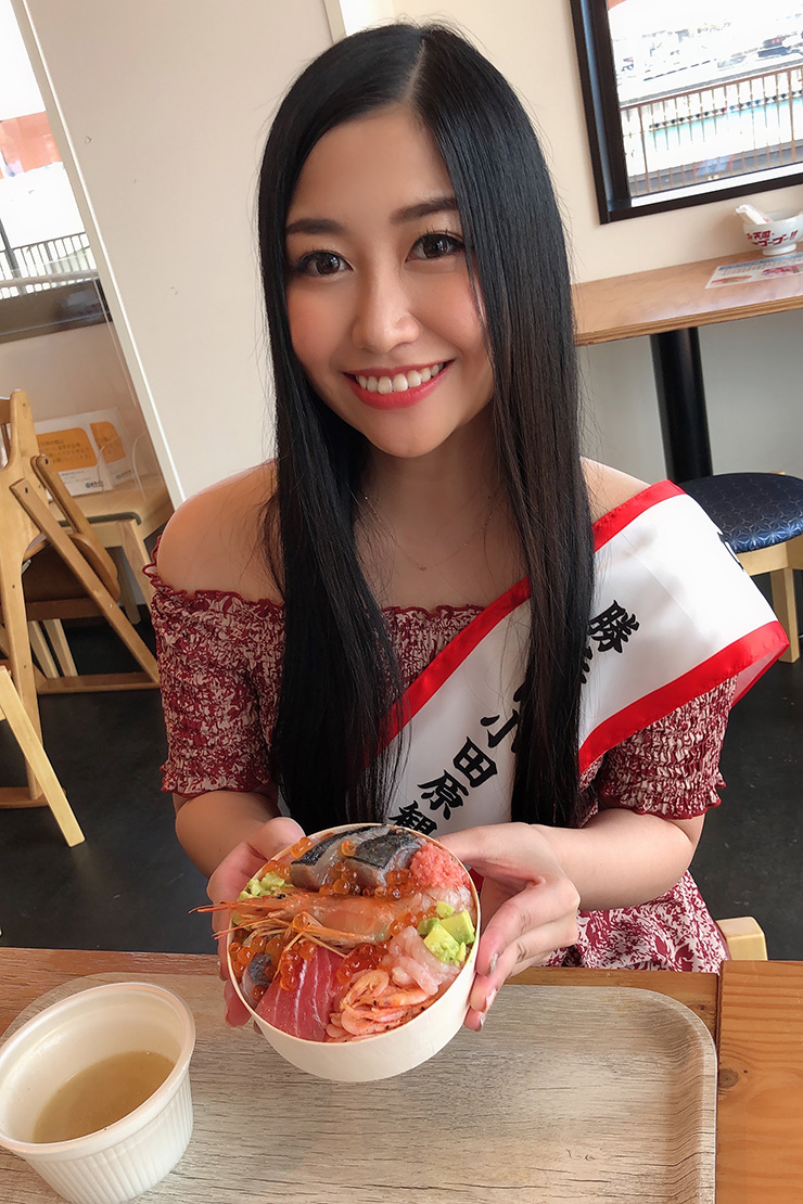 門松みゆき 地元紹介動画「勝手に小田原観光大使」を公開 小田原名物の提灯を探し歩く