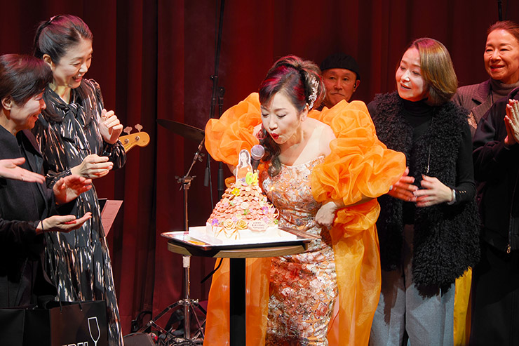 伍代夏子が大手町で開催のバースデーライブを独自レポート! 自身初のデジタル・シングル『一枚の写真』披露&敬愛する八代亜紀の名曲メドレーも